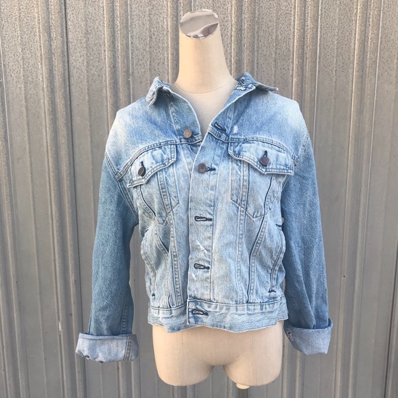 ⭐️ light wash denim jacket - Picture 2 of 4